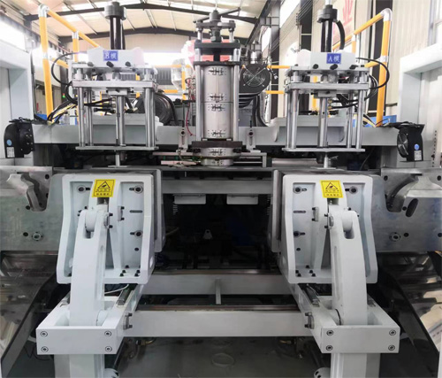 多層共擠復(fù)合吹塑機(jī)主要由哪些部分所組成